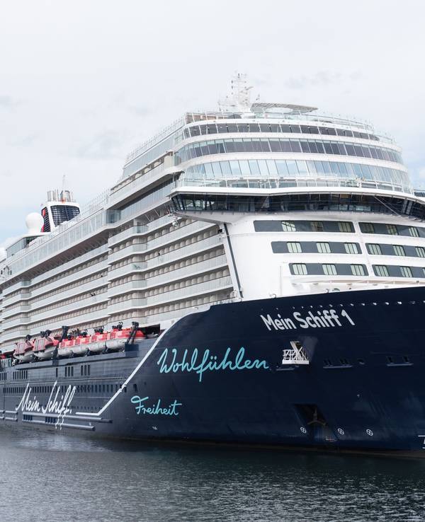 Das TUI-Kreuzfahrtschiff „Mein Schiff 1“ liegt im Hafen.