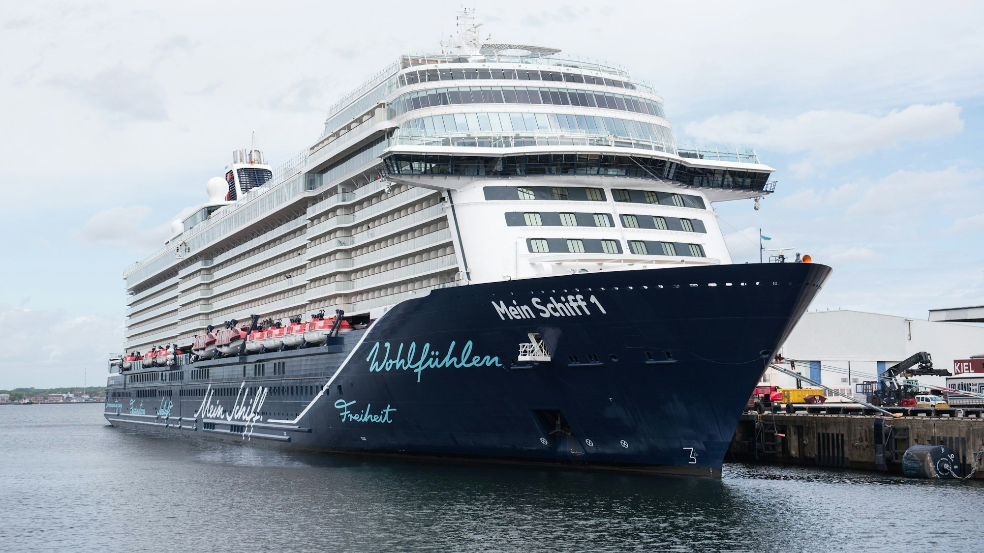 Das TUI-Kreuzfahrtschiff „Mein Schiff 1“ liegt im Hafen.