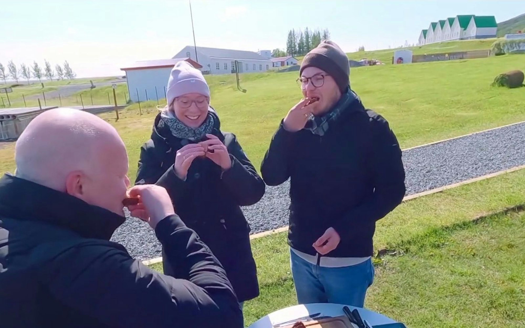 Auf Island nähern sich Julia (Mitte) und Julian (rechts) an. (Bild: Joyn)