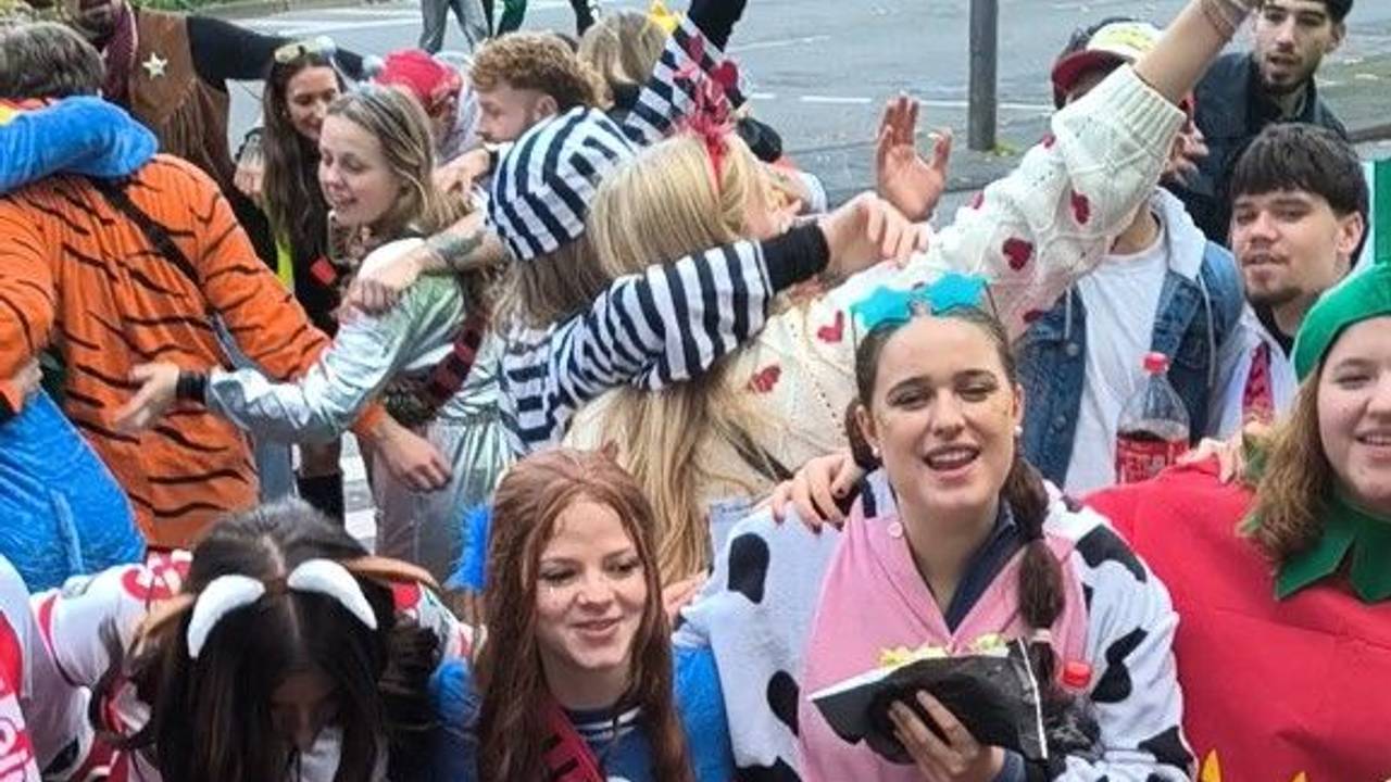 Vor dem McDonald’s am Barbarossa Platz läuft am 11.11.2025 „Tommi“ von AnnenMayKantereit.