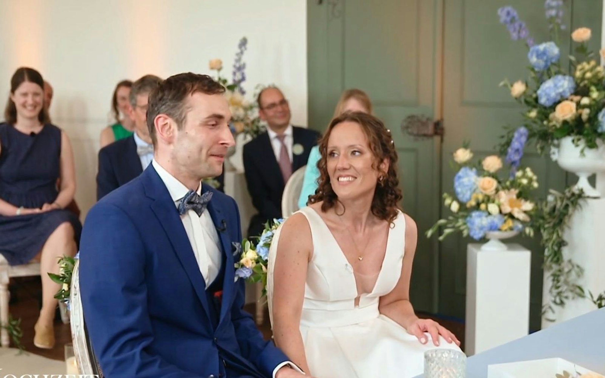 Sarah ist baff: so ein junger Ehemann! (Bild: Joyn)