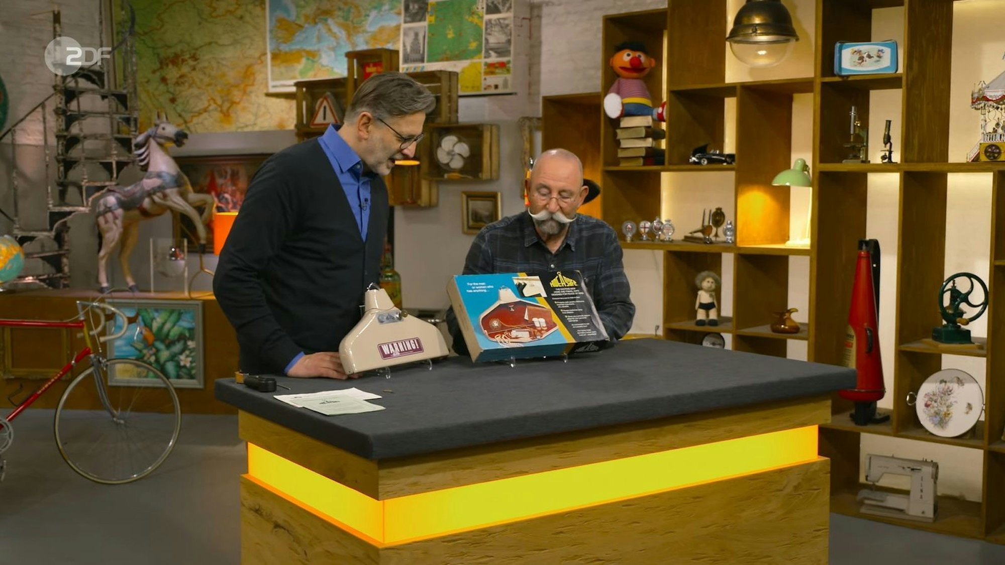 Wer mit kleinen Erwartungen kommt, geht bei „Bares für Rares“ (ZDF) mitunter mit vollem Geldbeutel wieder heim. (Bild: ZDF)