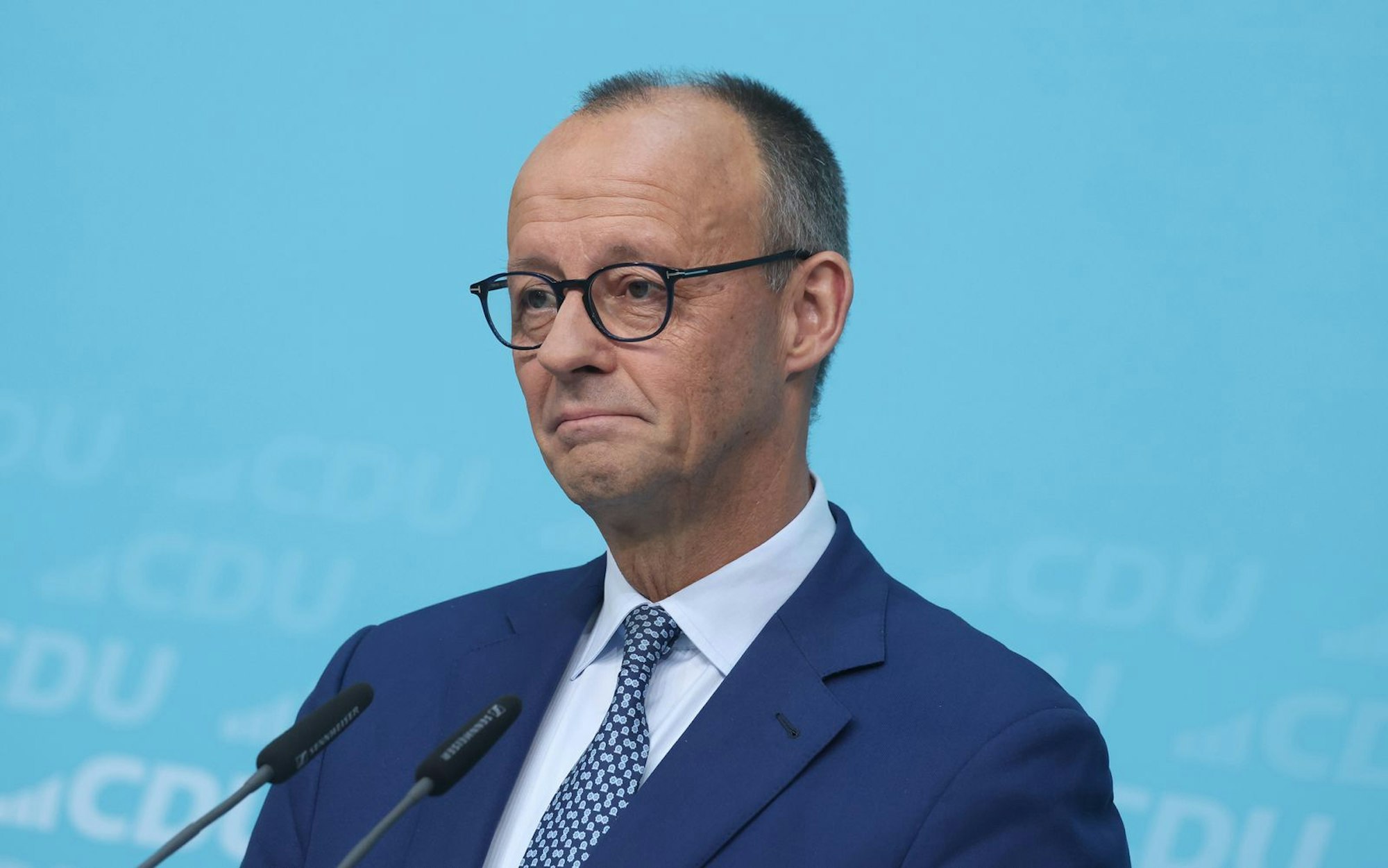 Laut einer neuen Umfrage bewertet der Großteil der Deutschen die Politik von Friedrich Merz nicht positiv. (Bild: 2025 Getty Images/Sean Gallup)