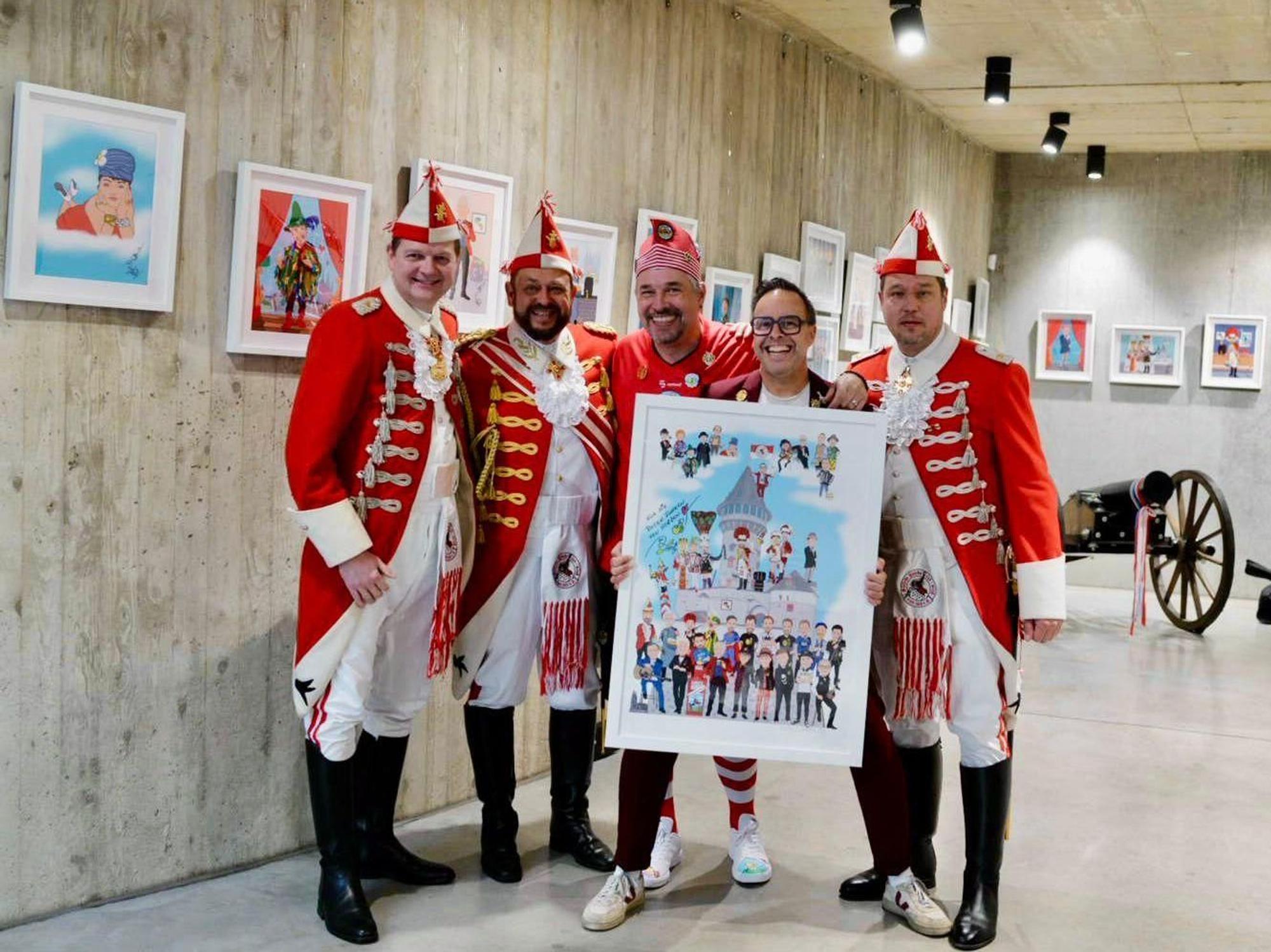 Künstler Don Lorenzo übergibt sein Wimmelbild an die Roten Funken.
