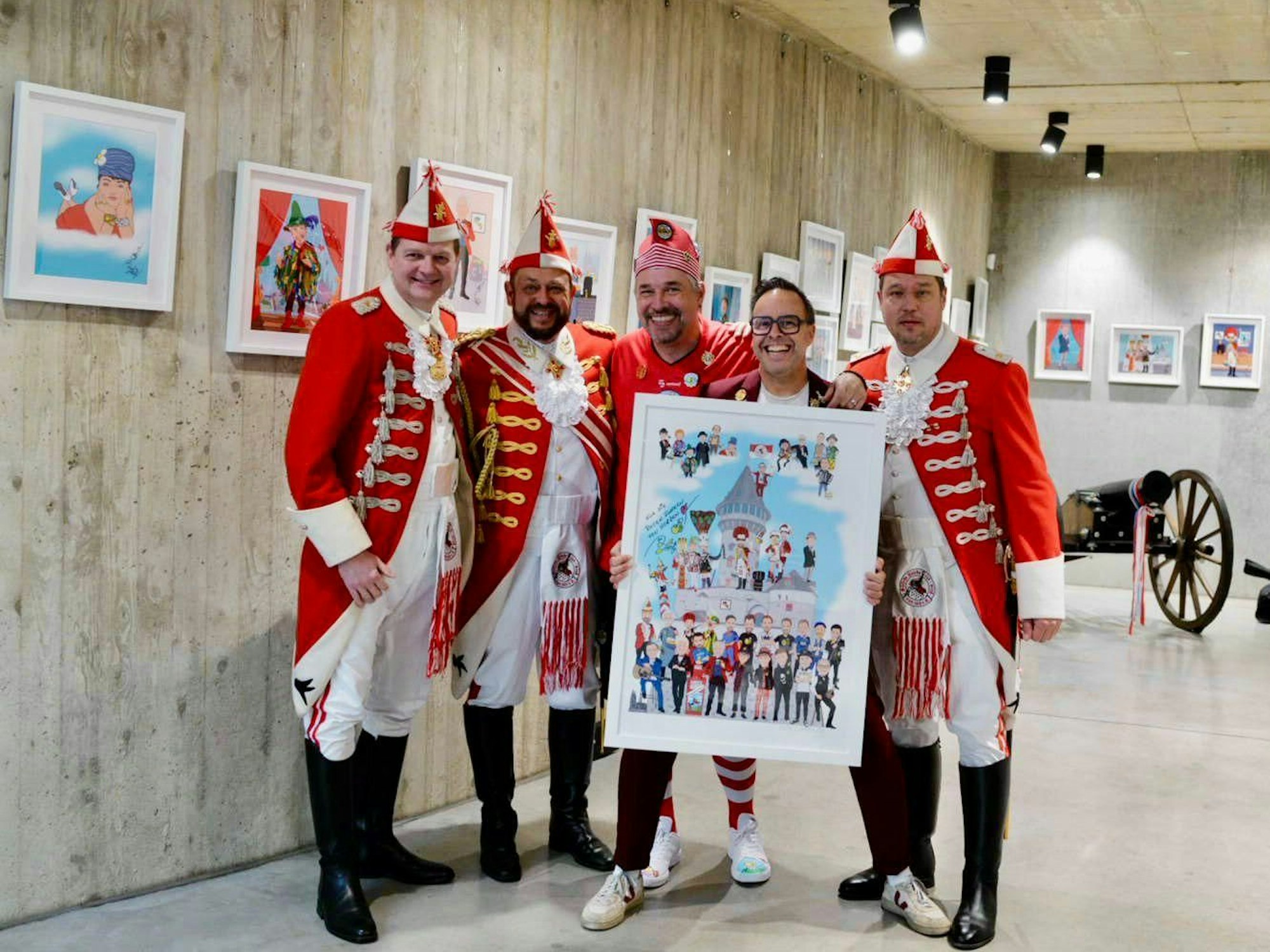 Künstler Don Lorenzo übergibt sein Wimmelbild an die Roten Funken.