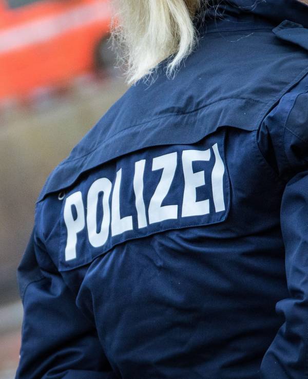Eine Polizistin steht an einer Einsatzstelle (Symbolfoto)
