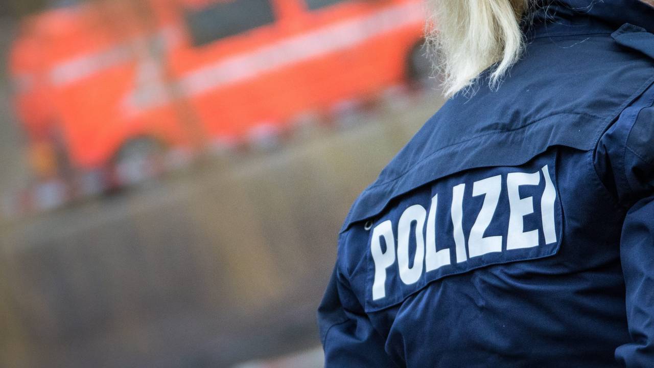 Eine Polizistin steht an einer Einsatzstelle (Symbolfoto)