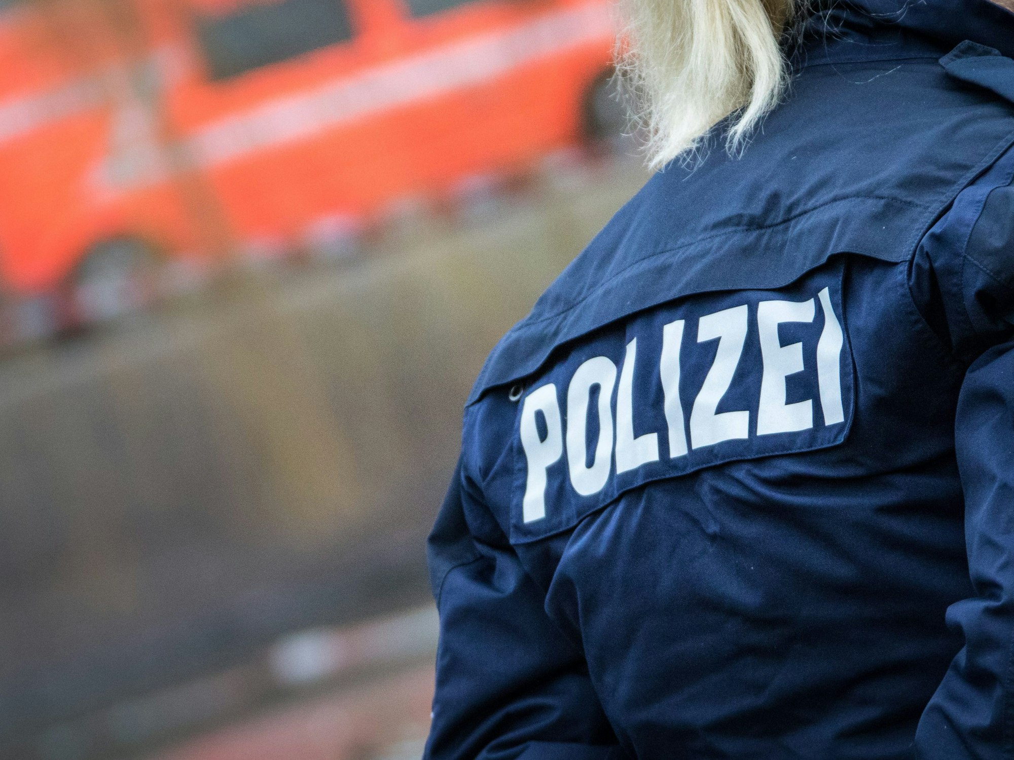 Eine Polizistin steht an einer Einsatzstelle (Symbolfoto)