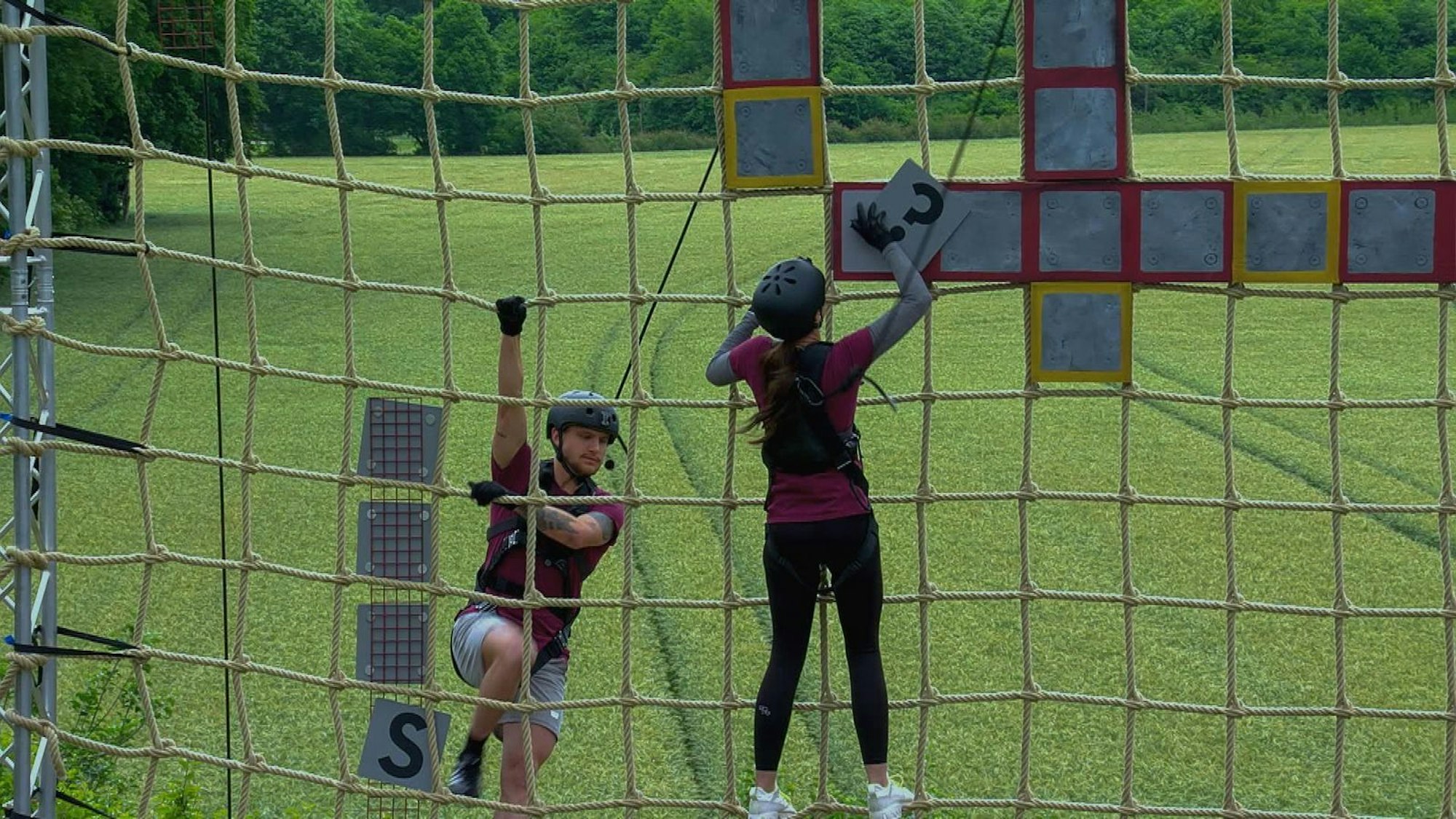 Anstrengend für Kopf und Körper: das Kletter-Kreuzworträtsel. (Bild: RTL)