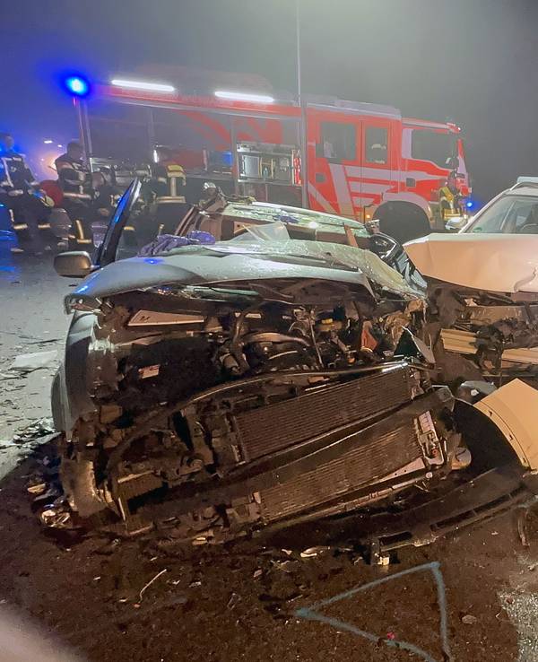 Mehrere Fahrzeuge stehen ineinander verkeilt an der Unfallstelle auf der Autobahn 3 zwischen Niedernhausen und dem Wiesbadener Kreuz. Nach einem schweren Unfall mit mehreren Fahrzeugen musste die A3 voll gesperrt werden.