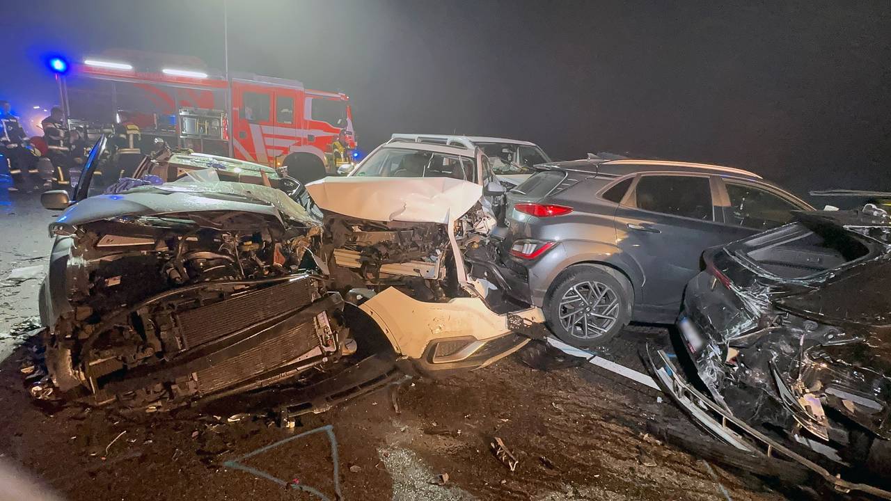Mehrere Fahrzeuge stehen ineinander verkeilt an der Unfallstelle auf der Autobahn 3 zwischen Niedernhausen und dem Wiesbadener Kreuz. Nach einem schweren Unfall mit mehreren Fahrzeugen musste die A3 voll gesperrt werden.