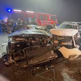 Mehrere Fahrzeuge stehen ineinander verkeilt an der Unfallstelle auf der Autobahn 3 zwischen Niedernhausen und dem Wiesbadener Kreuz. Nach einem schweren Unfall mit mehreren Fahrzeugen musste die A3 voll gesperrt werden.
