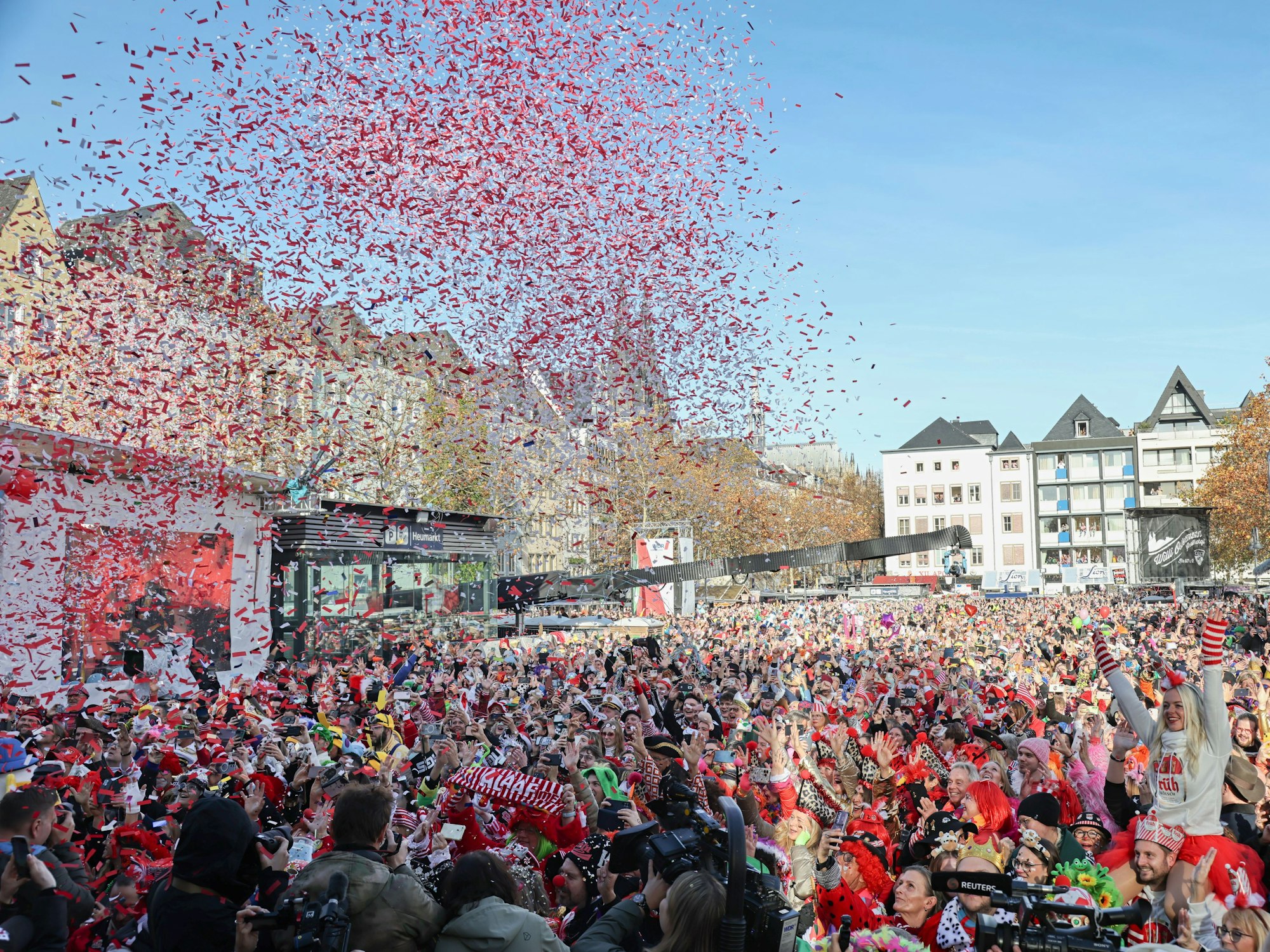 Konfetti über dem Heumarkt.