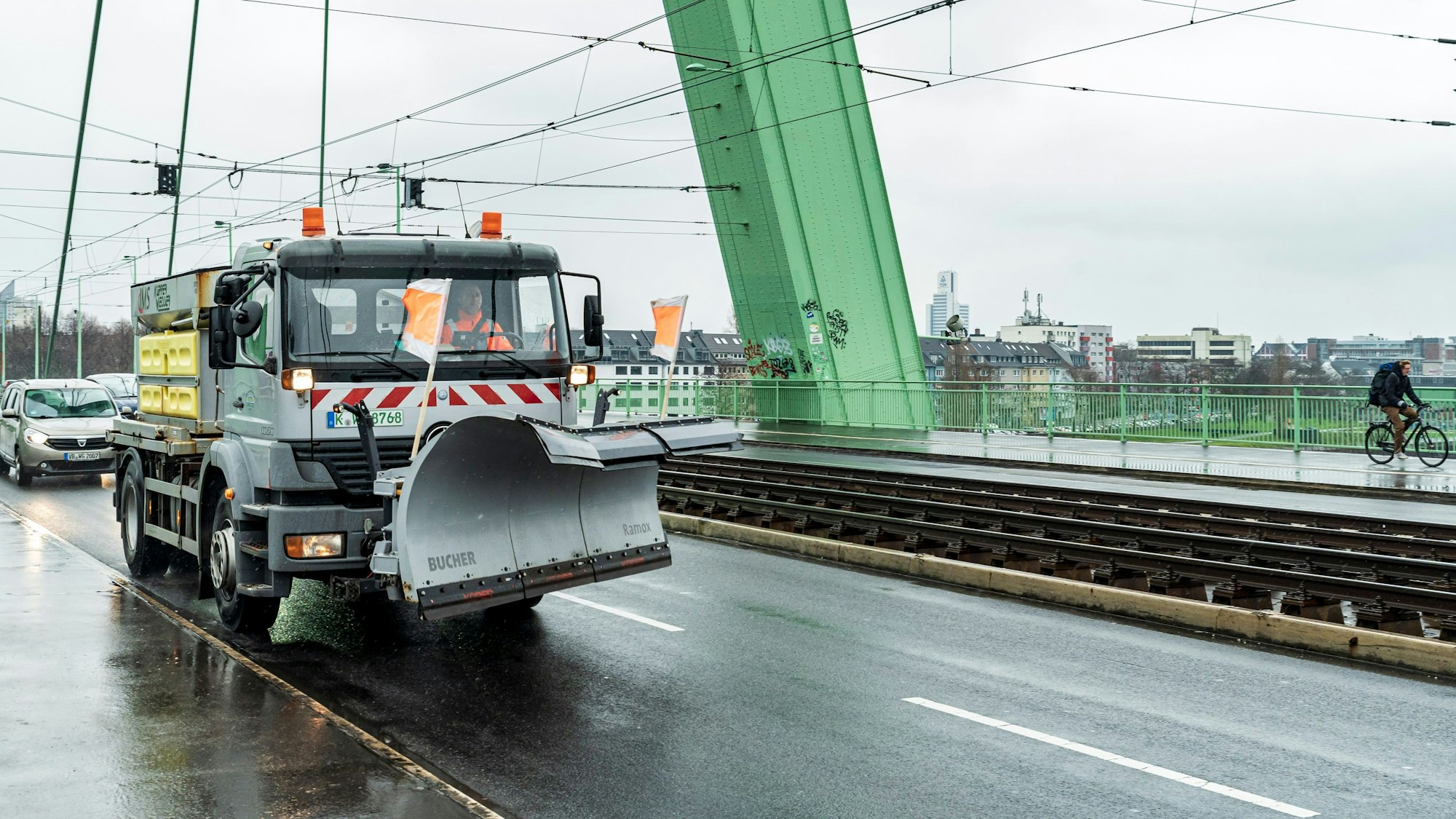 Ein Winterdienstfahrzeug der Stadt Köln ist auf der Severinsbrücke unterwegs. (Archivfoto)