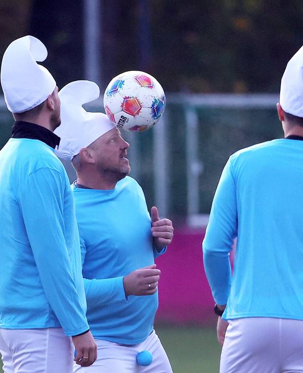 Karnevalstraining beim 1. FC Köln: Lukas Kwasniok und sein Trainerteam verkleideten sich am 11.11. als Schlümpfe.