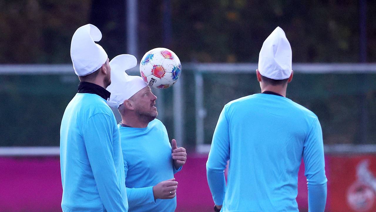 Karnevalstraining beim 1. FC Köln: Lukas Kwasniok und sein Trainerteam verkleideten sich am 11.11. als Schlümpfe.