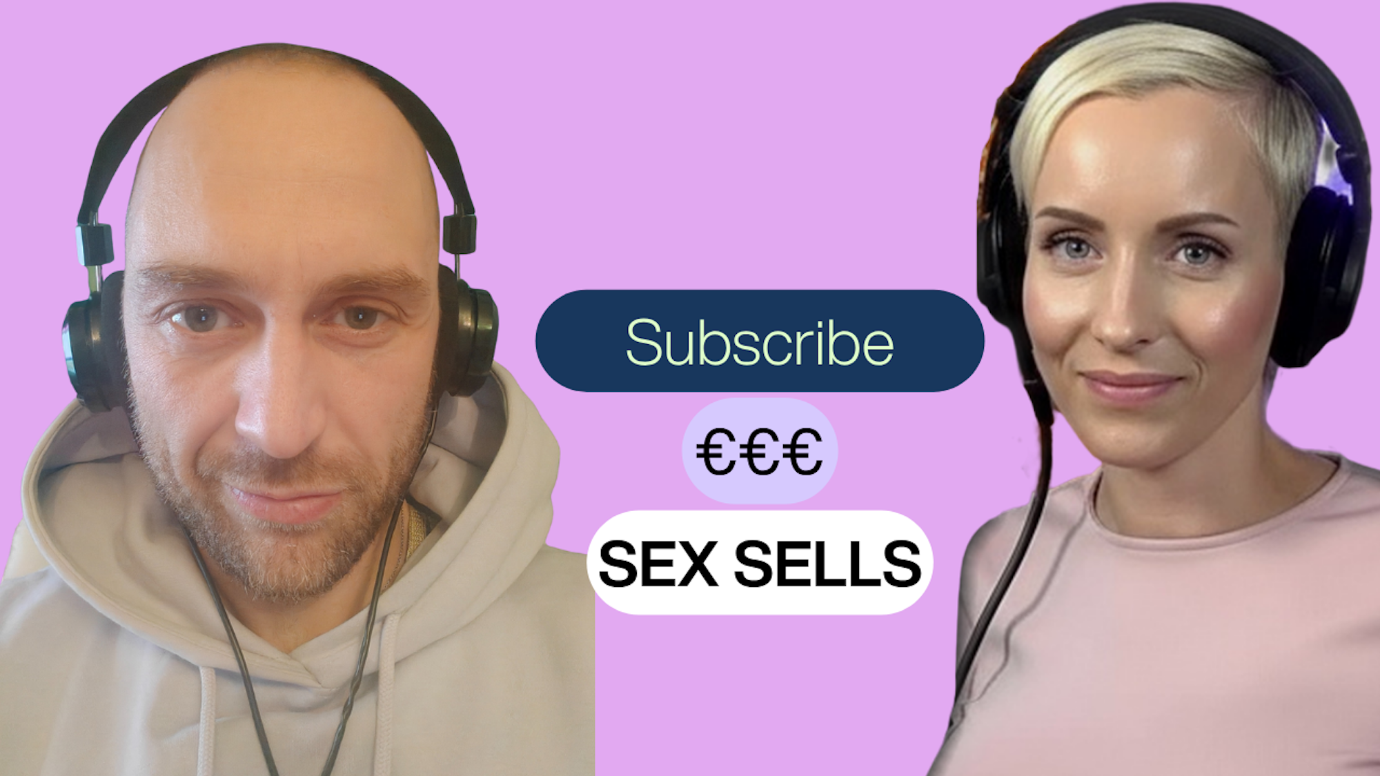 Anike Ekina und Elias Goldmund tragen Kopfhörer.