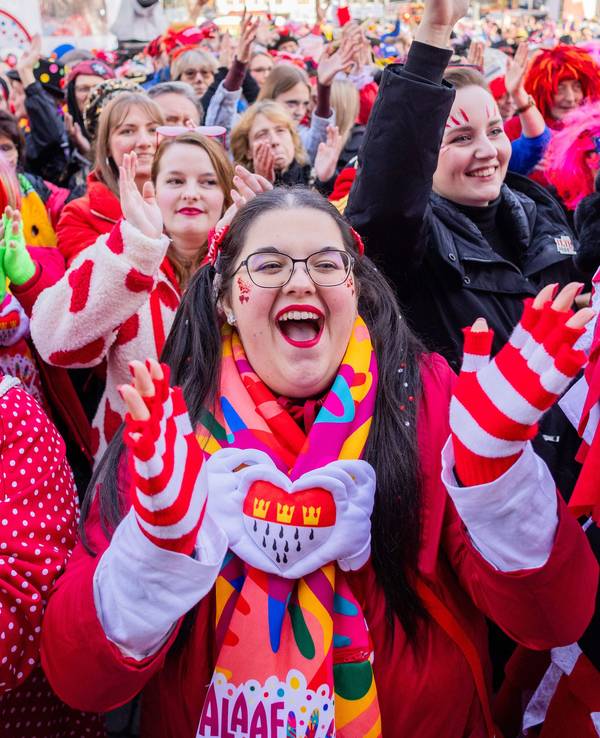 Jecken feiern den Auftakt der Karnevalssession auf dem Heumarkt.
