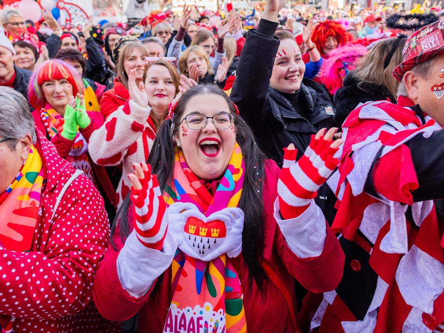 Jecken feiern den Auftakt der Karnevalssession auf dem Heumarkt.