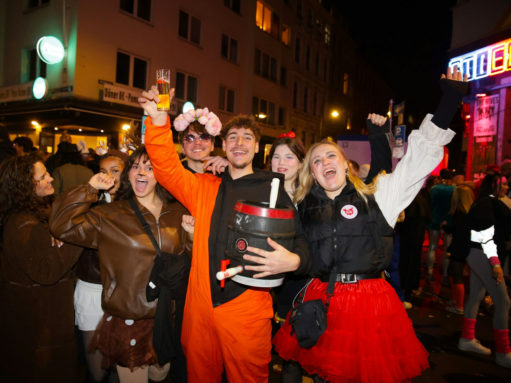 Ein Mann hält ein Bierfässchen im Arm.
