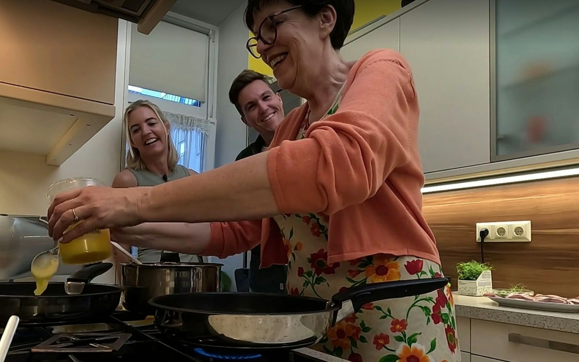 Renate und Pascal beobachten Petra beim Kochen. (Bild: RTL)