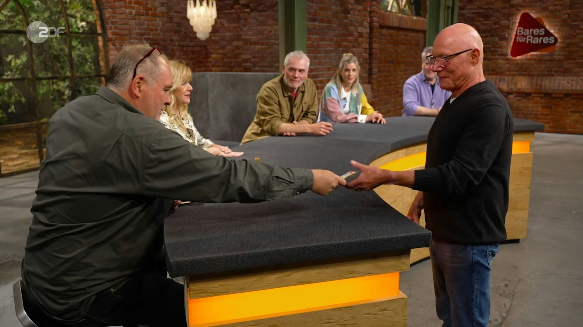 Für satte 280 Euro wanderte der Bügel-Safe in Waldis (links) Besitz. (Bild: ZDF)