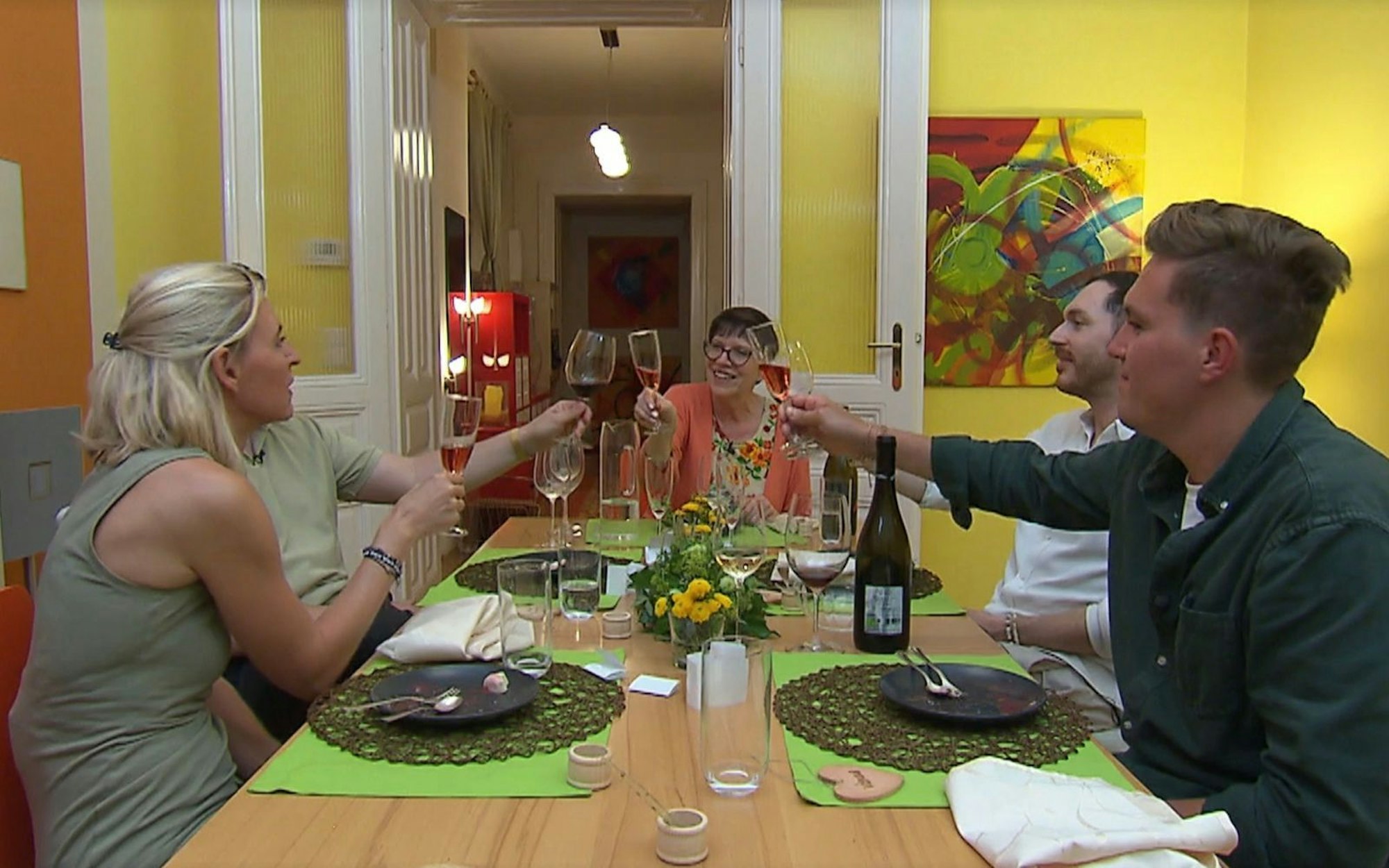 An Tag 2 in Wien trifft sich die „Dinner“-Runde bei Petra. (Bild: RTL)