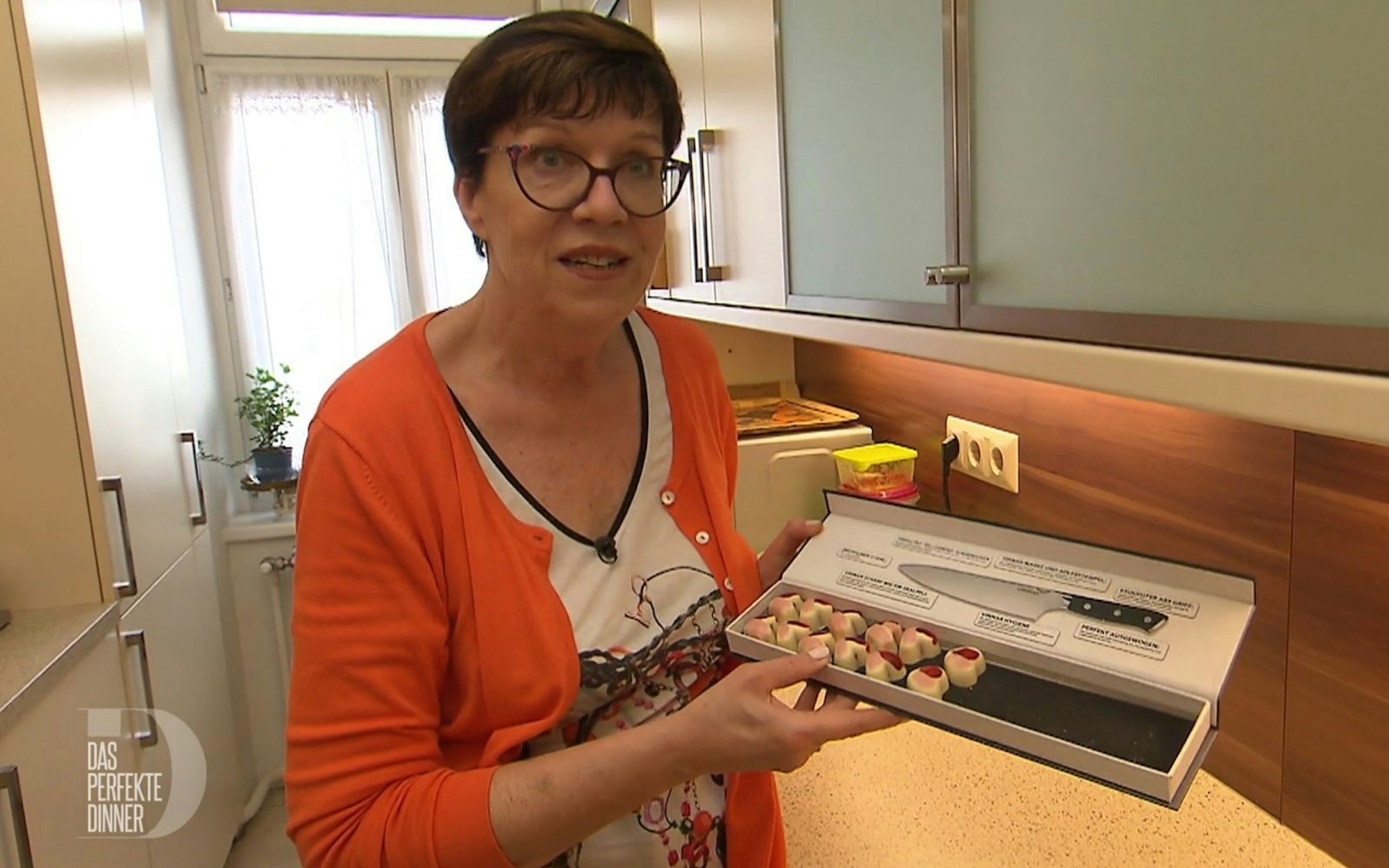 Seit sie in Rente ist, gibt Petra (61) Kurse zum Thema „Pralinen selbstgemacht“. (Bild: RTL)