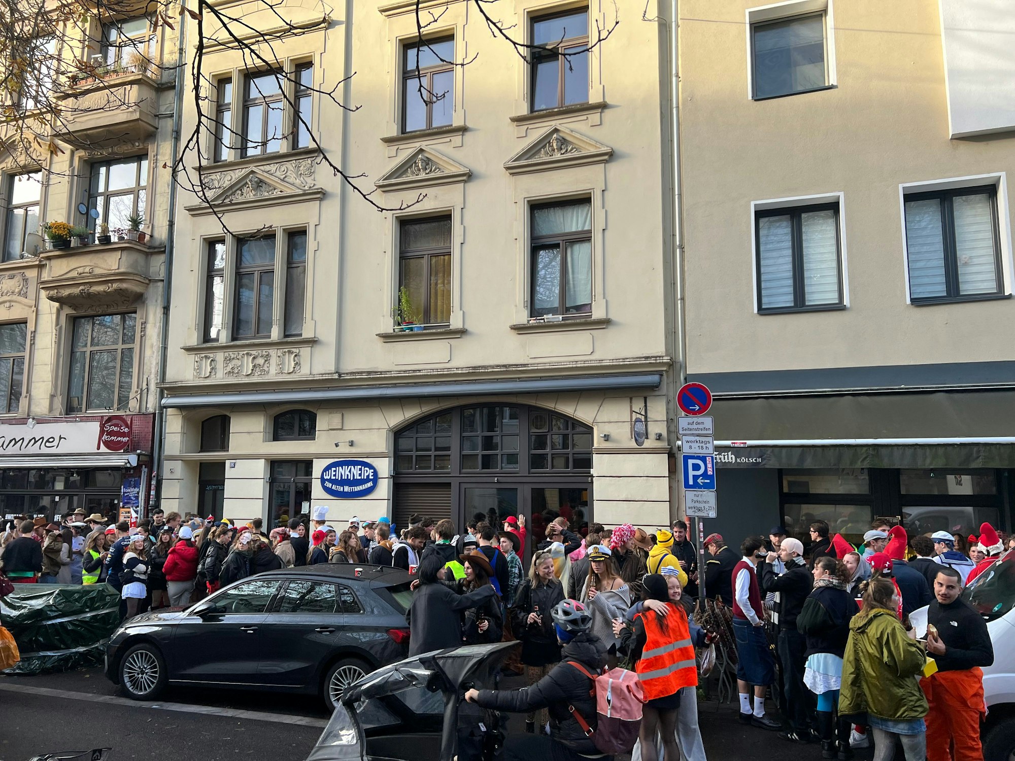 In der Südstadt bilden sich um kurz vor zehn schon meterlange Schlangen vor Traditionskneipen.