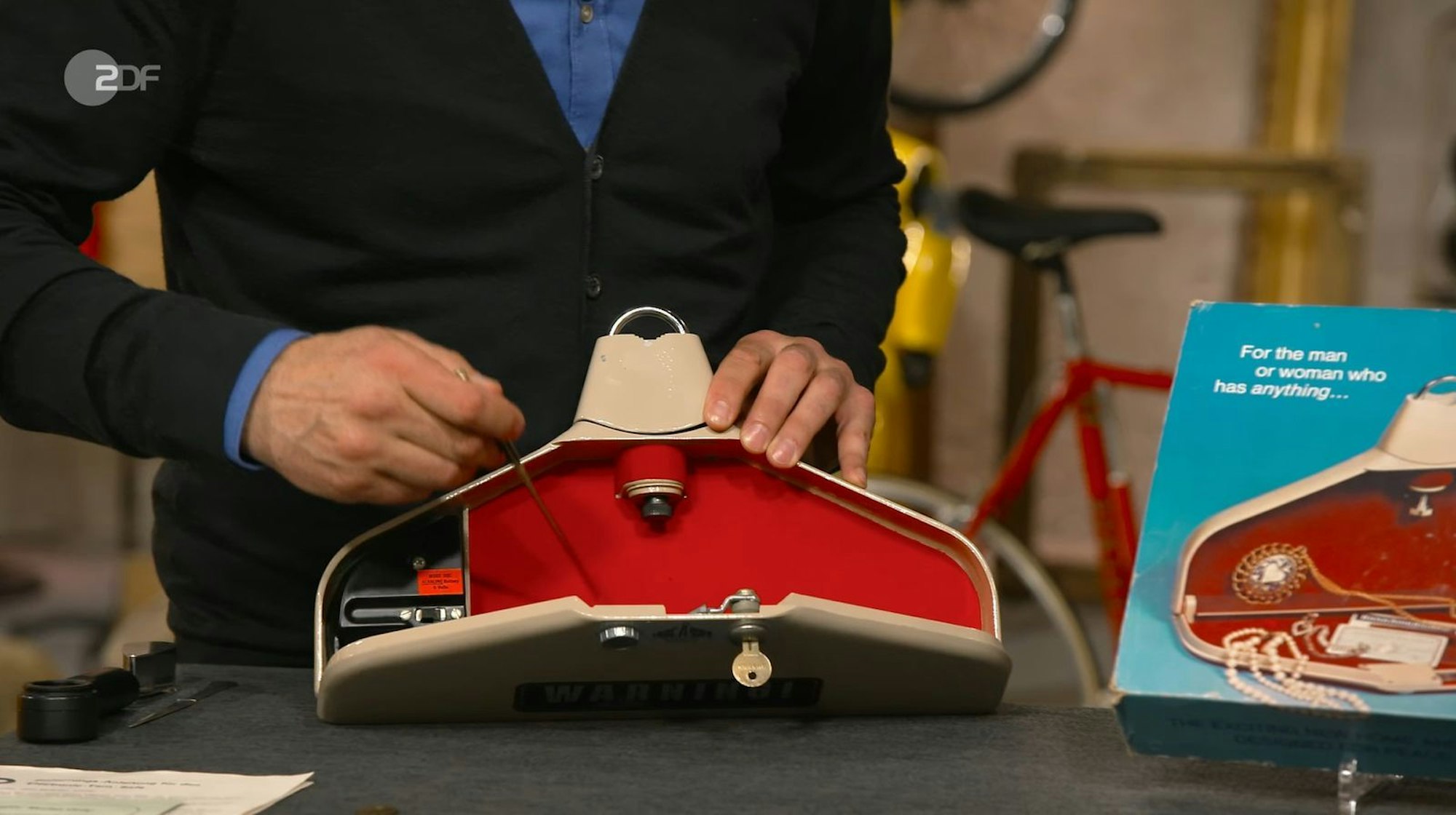 Experte Detlev Kümmel demonstrierte, wie das gute Stück mit Zahlencode und Schlüssel zu öffnen war. (Bild: ZDF)