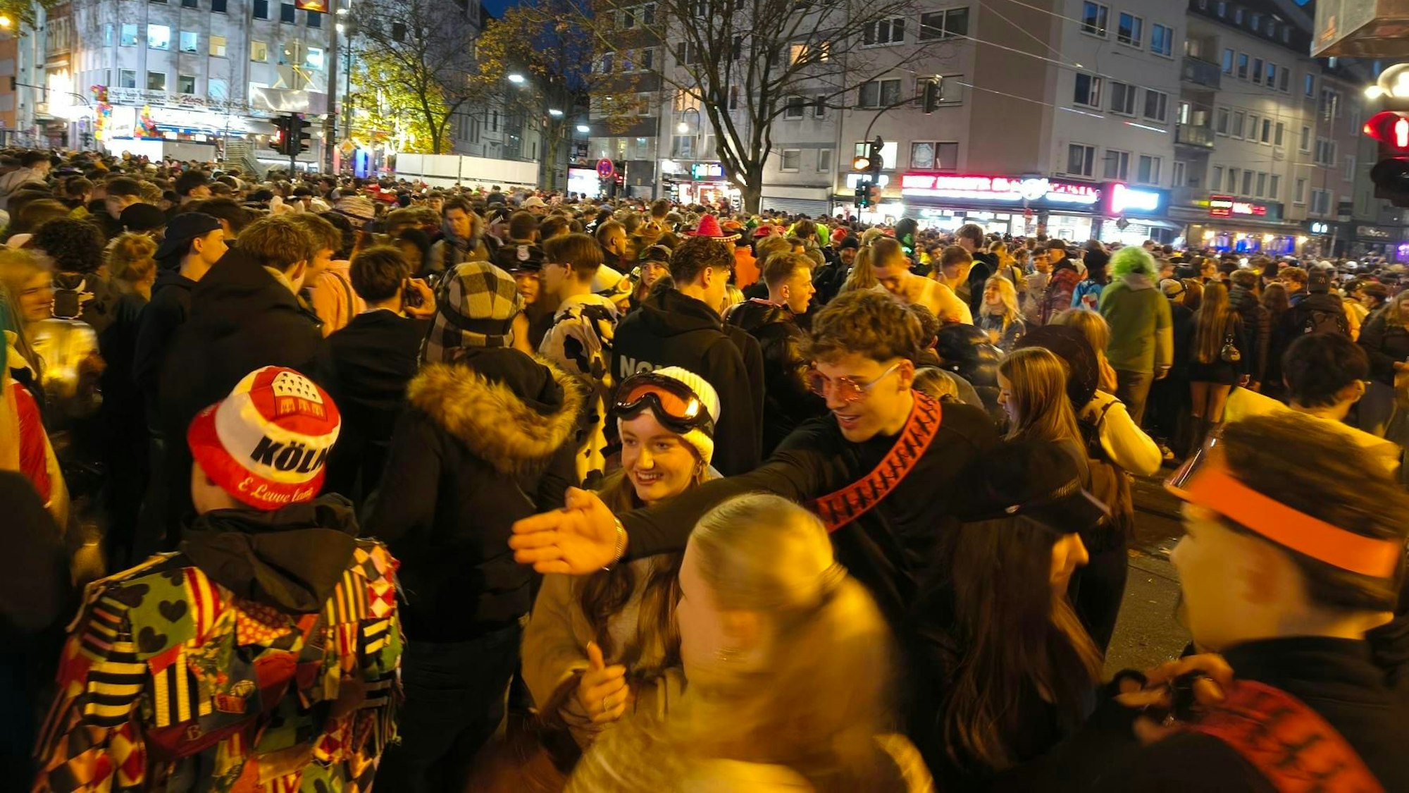 Menschen drängen sich auf einem Platz.