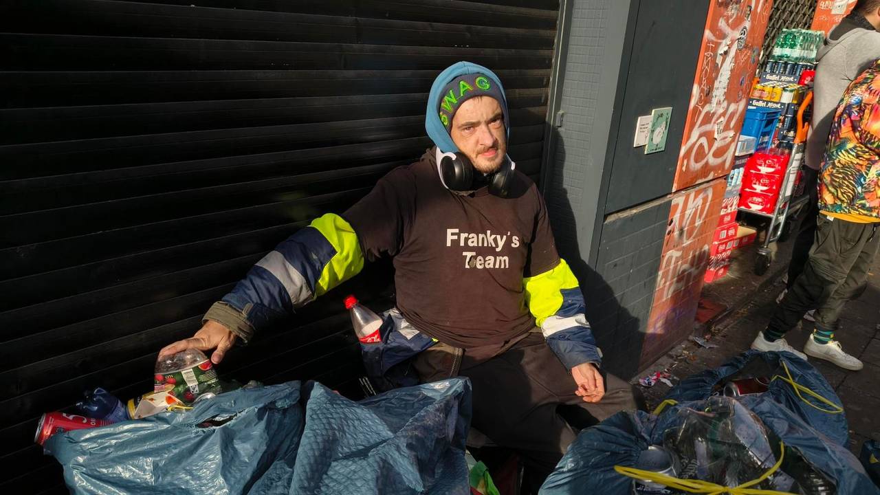 Pfandsammler Christopher ist mit seinen Freunden extra aus Paderborn angereist, um auf der Zülpi zu sammeln.
