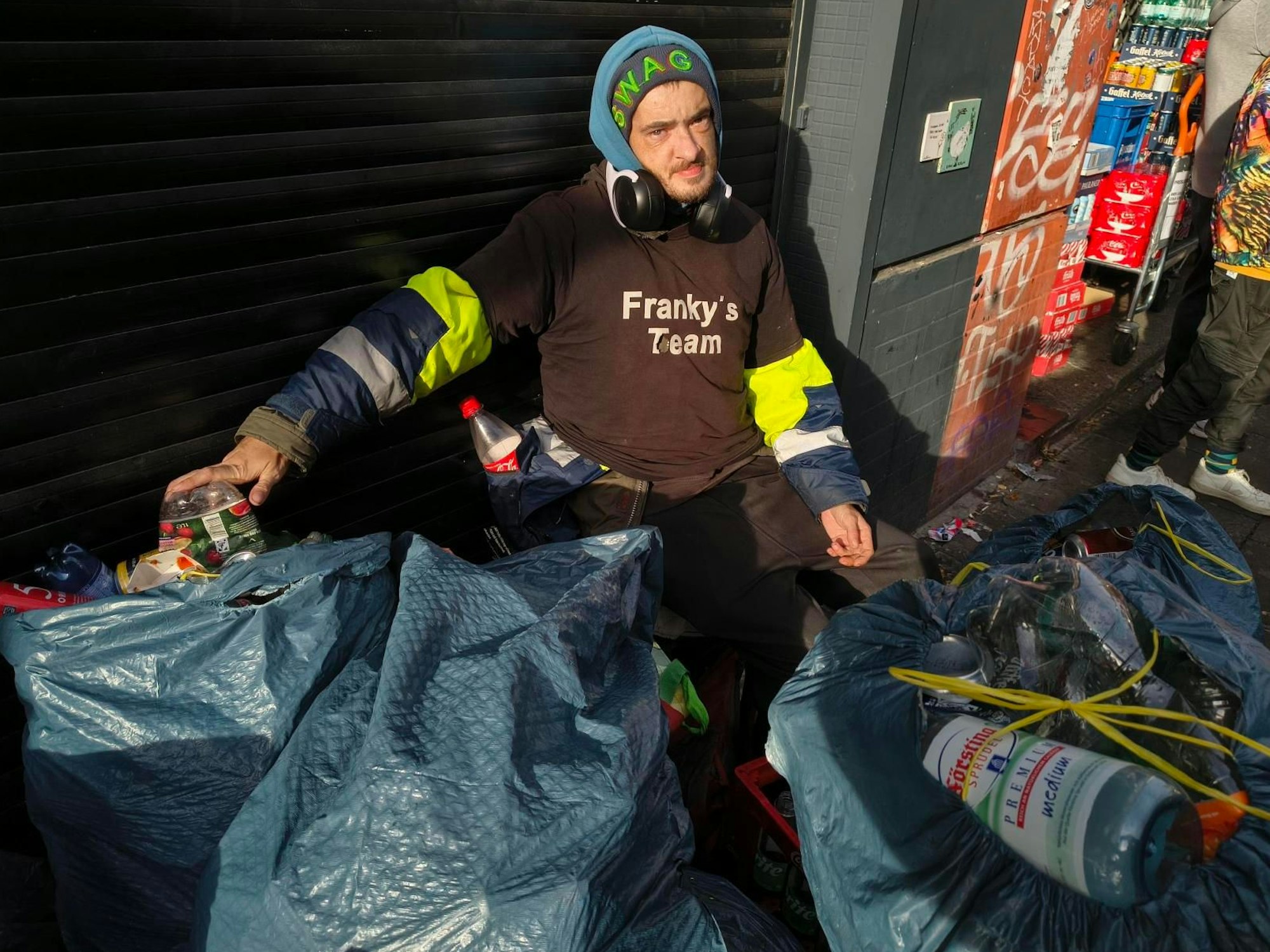 Pfandsammler Christopher ist mit seinen Freunden extra aus Paderborn angereist, um auf der Zülpi zu sammeln.