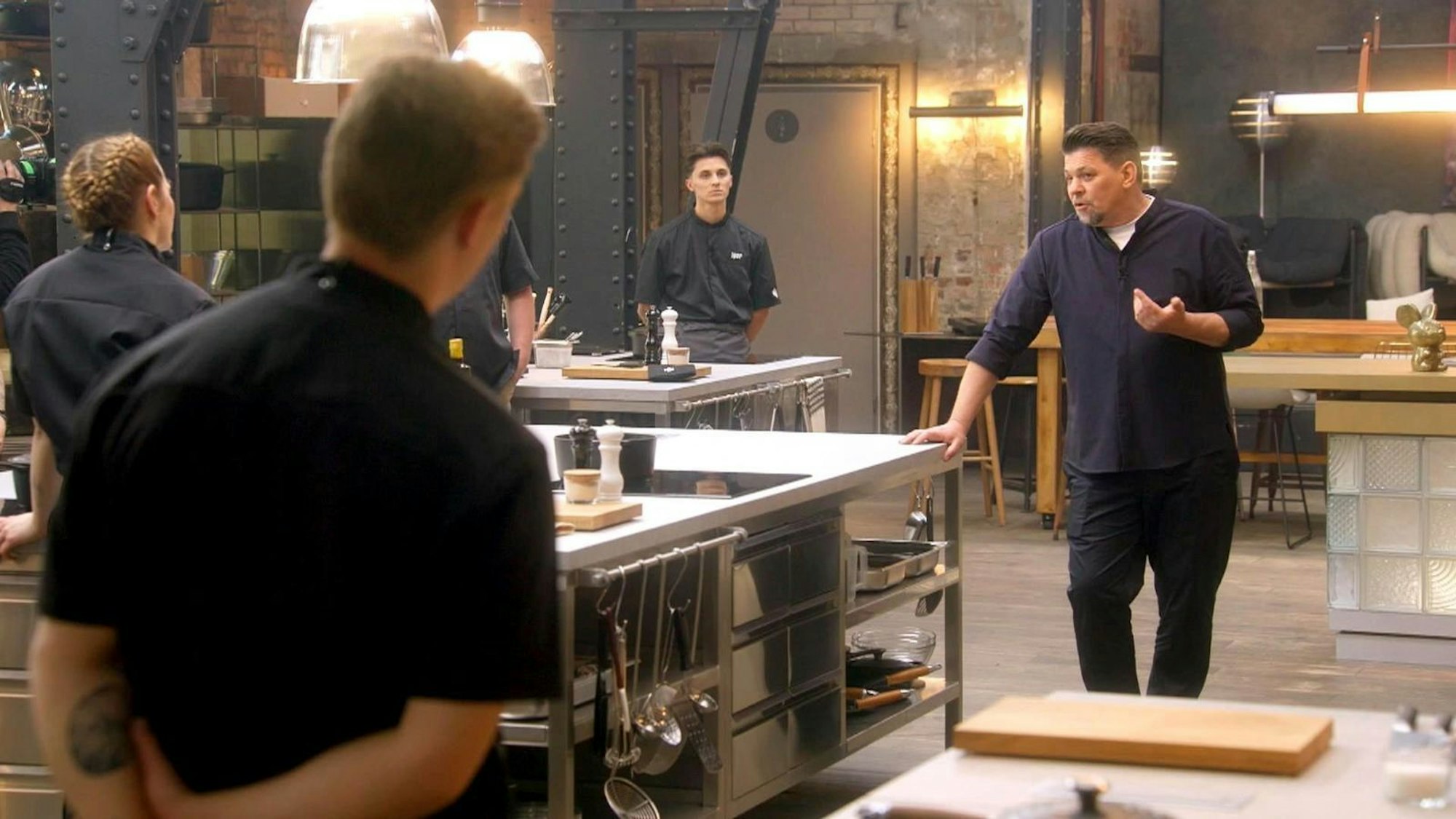 Tim Mälzer (rechts) will, dass die Kochtalente bewusster in ihren Entscheidungen werden. (Bild: RTL)