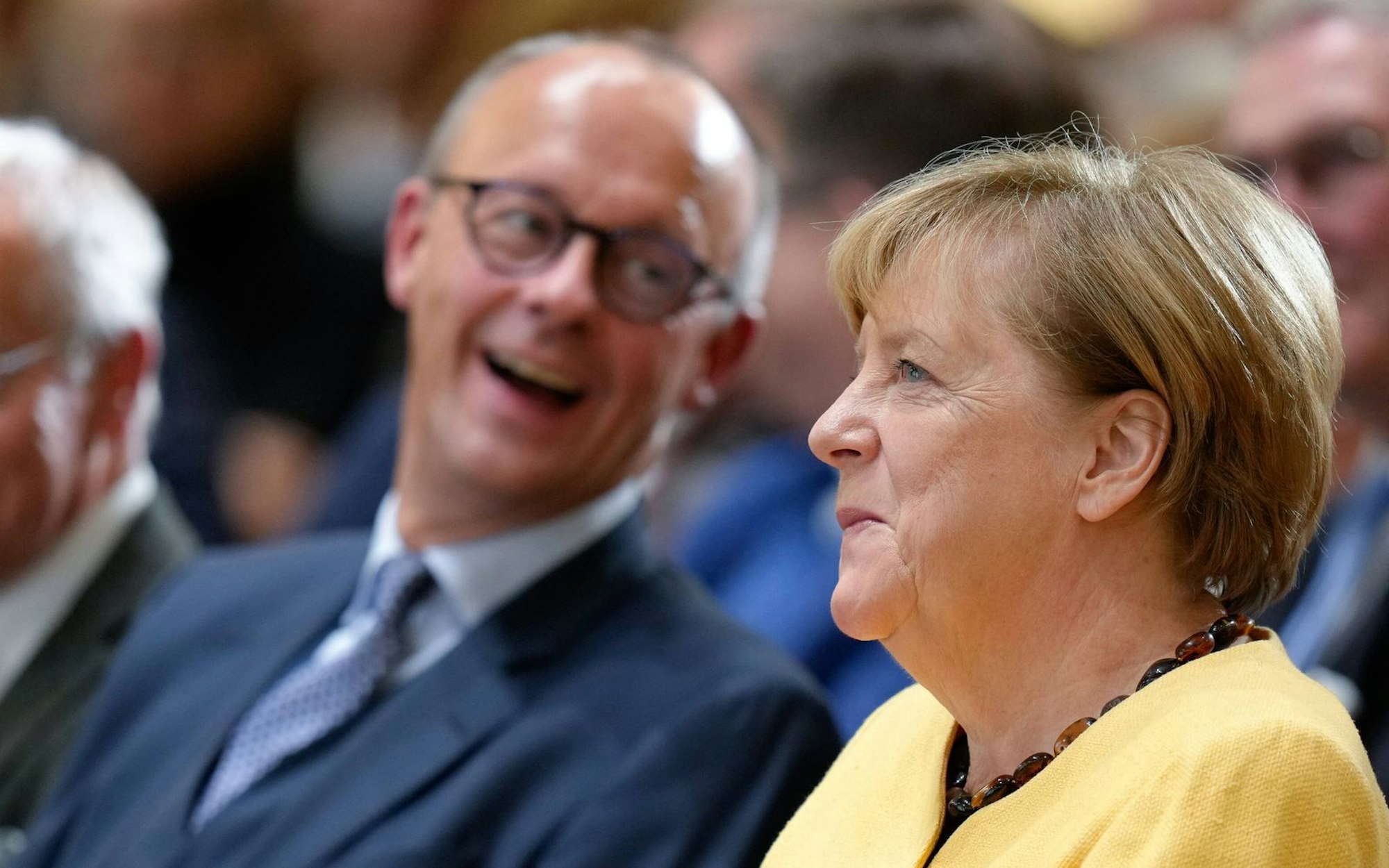 Angela Merkel und Friedrich Merz zeichnen sich durch große Unterschiede im Regierungsstil und in den Inhalten aus. (Bild: IMAGO / Political-Moments)
