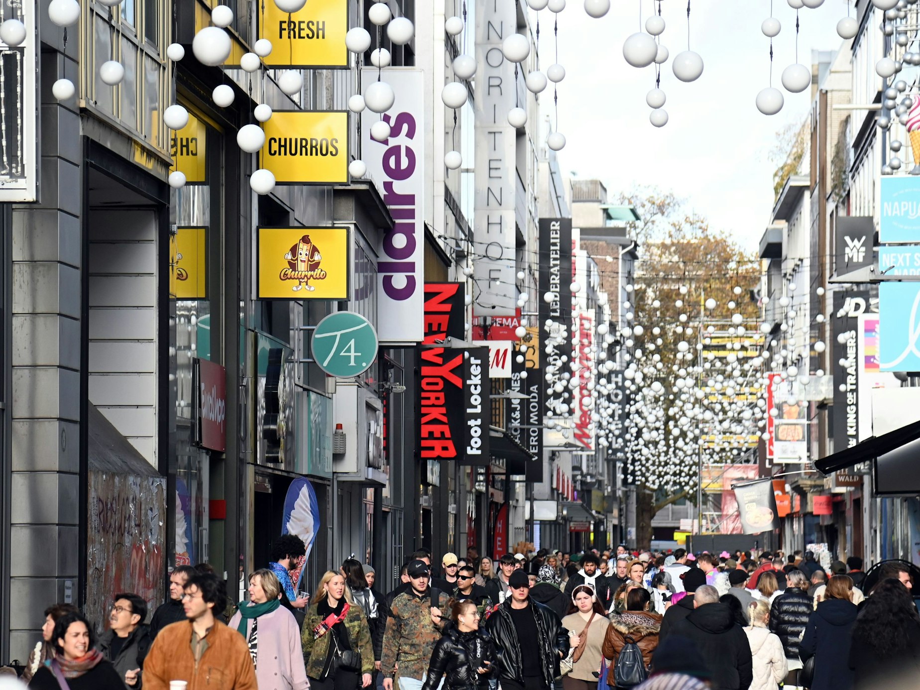 In der Hohe Straße ist von karneval wenig zu sehen. Die meisten Menschen kommen zum Einkaufen.