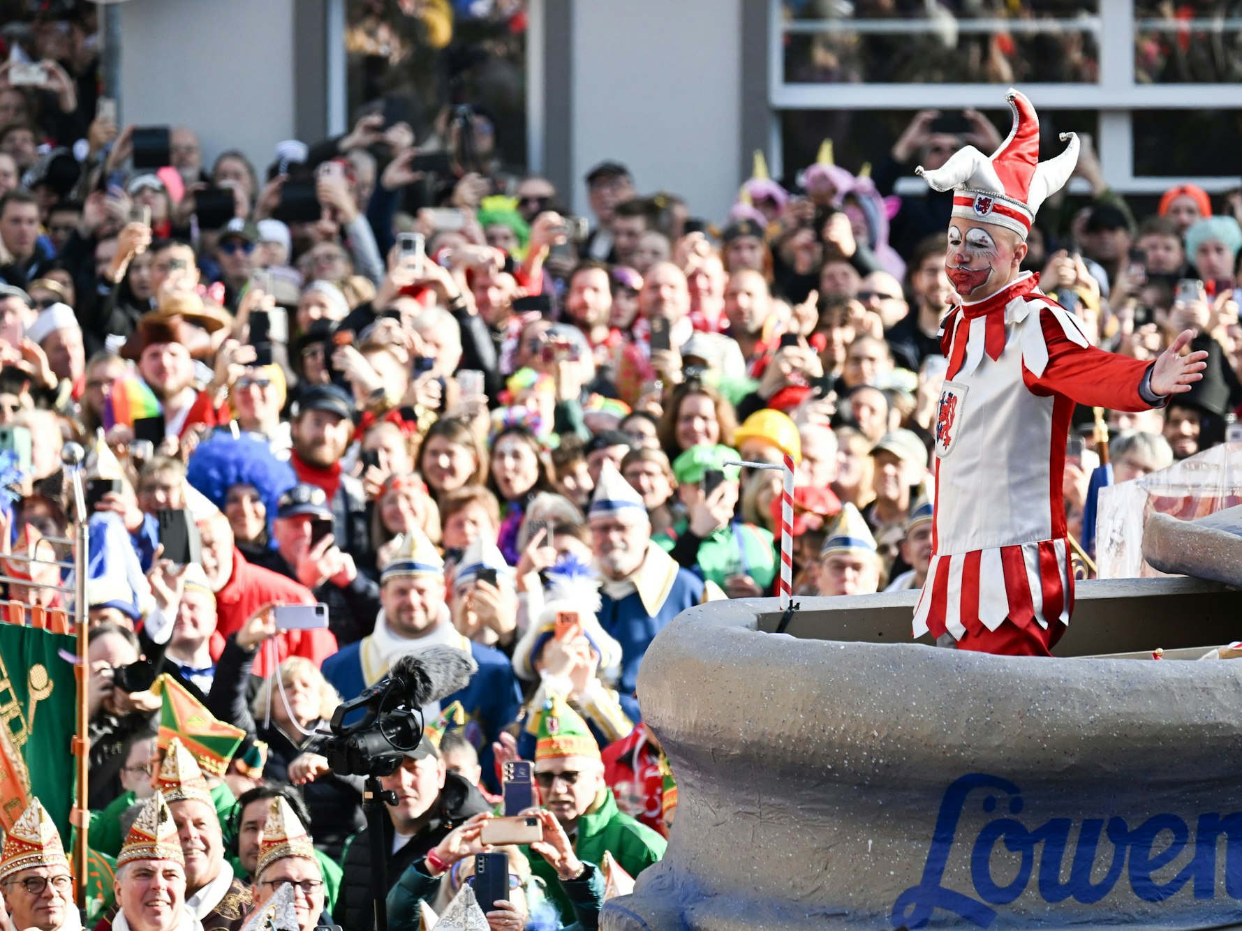 In Düsseldorf feiern die Jecken mit dem Hoppeditz-Erwachen den Auftakt der Karnevalssession auf dem Marktplatz.