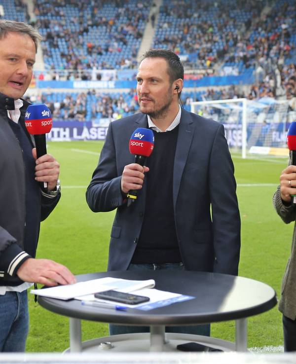 Sebastian Freis spricht am Spielfeldrand in ein Sky-Mikrofon.