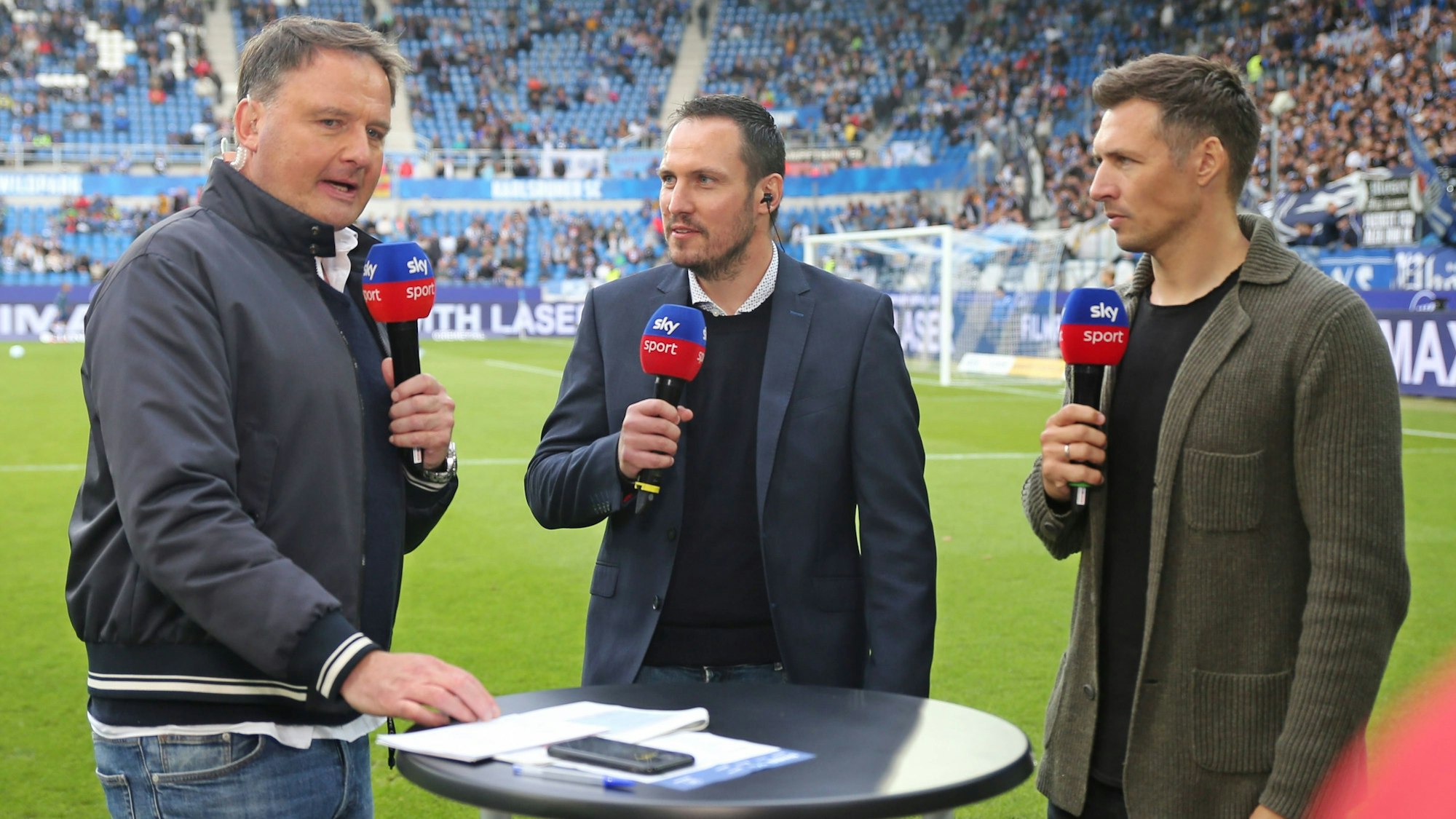 Sebastian Freis spricht am Spielfeldrand in ein Sky-Mikrofon.