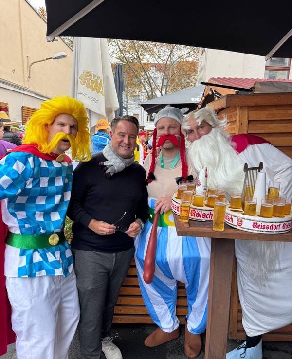 Köln-Trainer Lukas Kwasniok mischte sich zum Karnevals-Auftakt am 11.11 als Obelix unter die Leute.