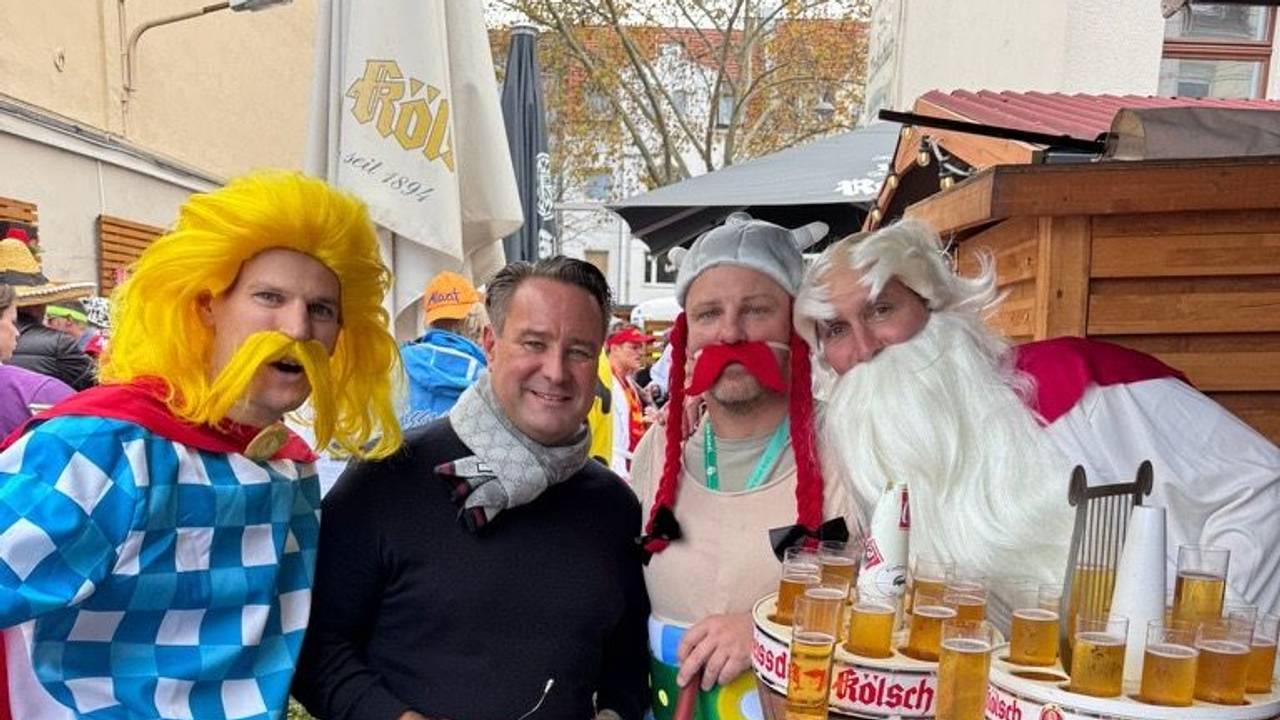 Köln-Trainer Lukas Kwasniok mischte sich zum Karnevals-Auftakt am 11.11 als Obelix unter die Leute.