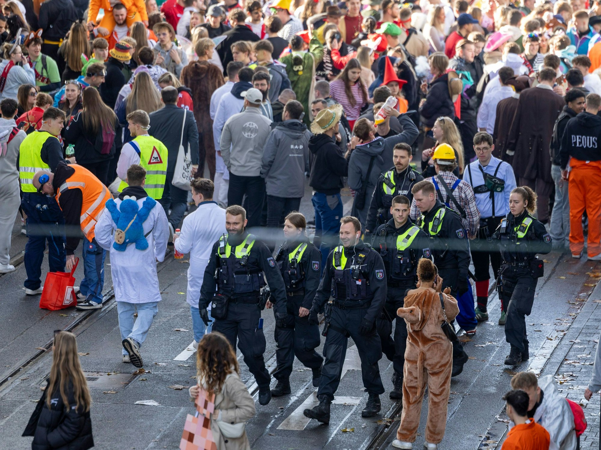 Die Polizei patrouilliert in der Zülpicher Straße. Bislang ist die Stimmung ausgelassen und friedlich.