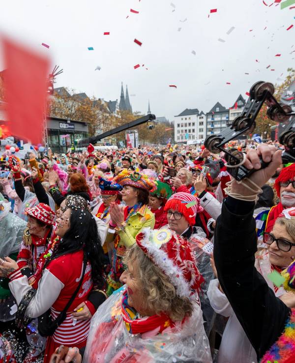 Kostümierte Menschen feiern am 11.11.2024 Karneval auf dem Kölner Heumarkt