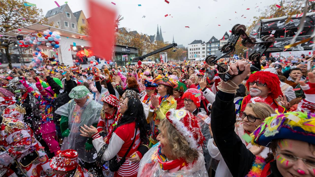 Kostümierte Menschen feiern am 11.11.2024 Karneval auf dem Kölner Heumarkt