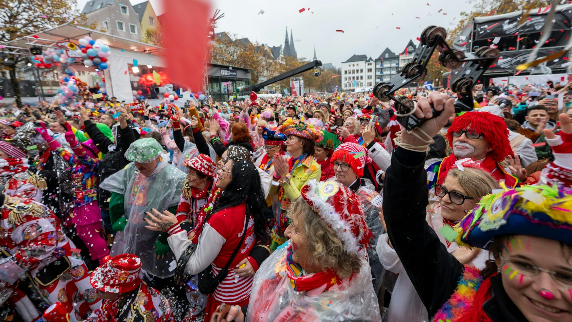 Kostümierte Menschen feiern am 11.11.2024 Karneval auf dem Kölner Heumarkt