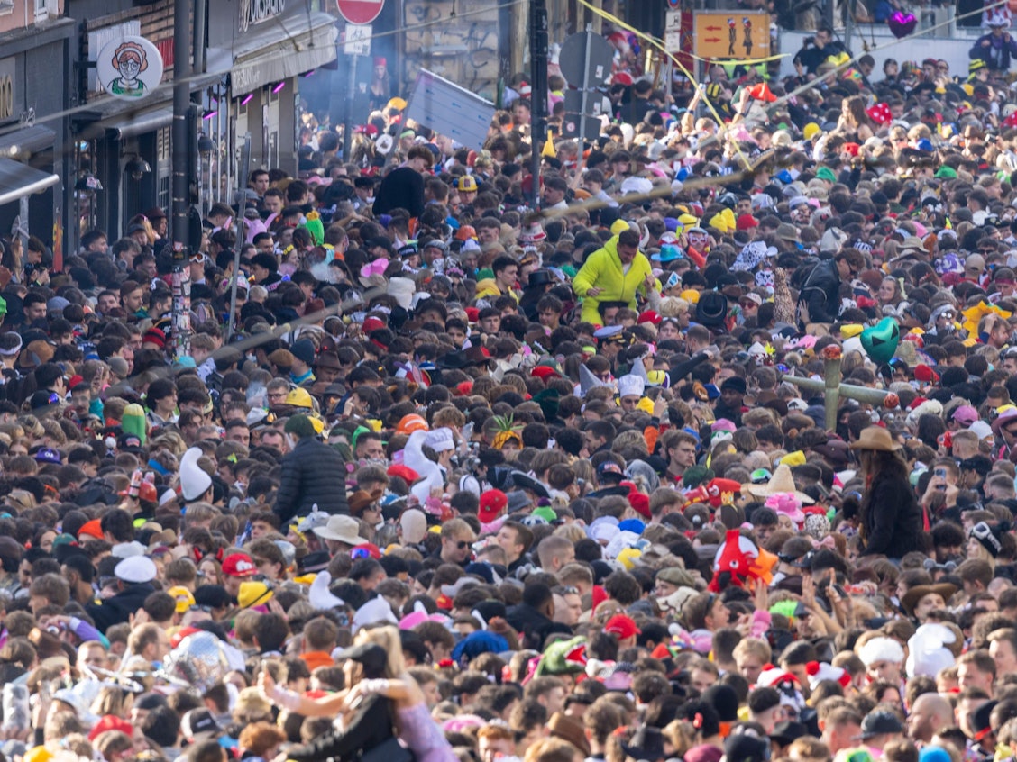 Dicht gedrängt feiern die Jecken auf der Zülpicher Straße.