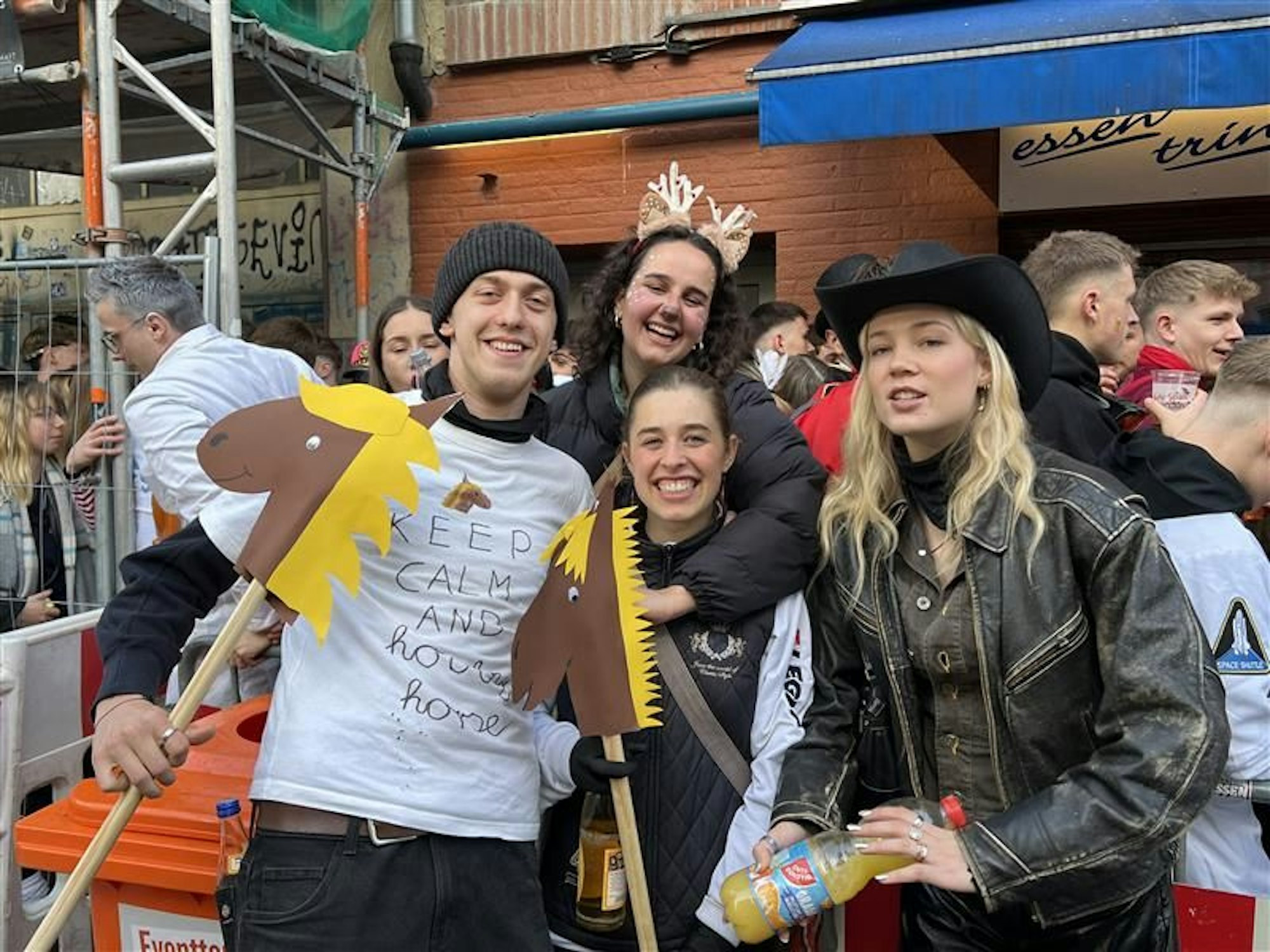 Theo, Nike (m) und Finja sind aus Berlin angereist. Sie wollen in der Südstadt feiern.