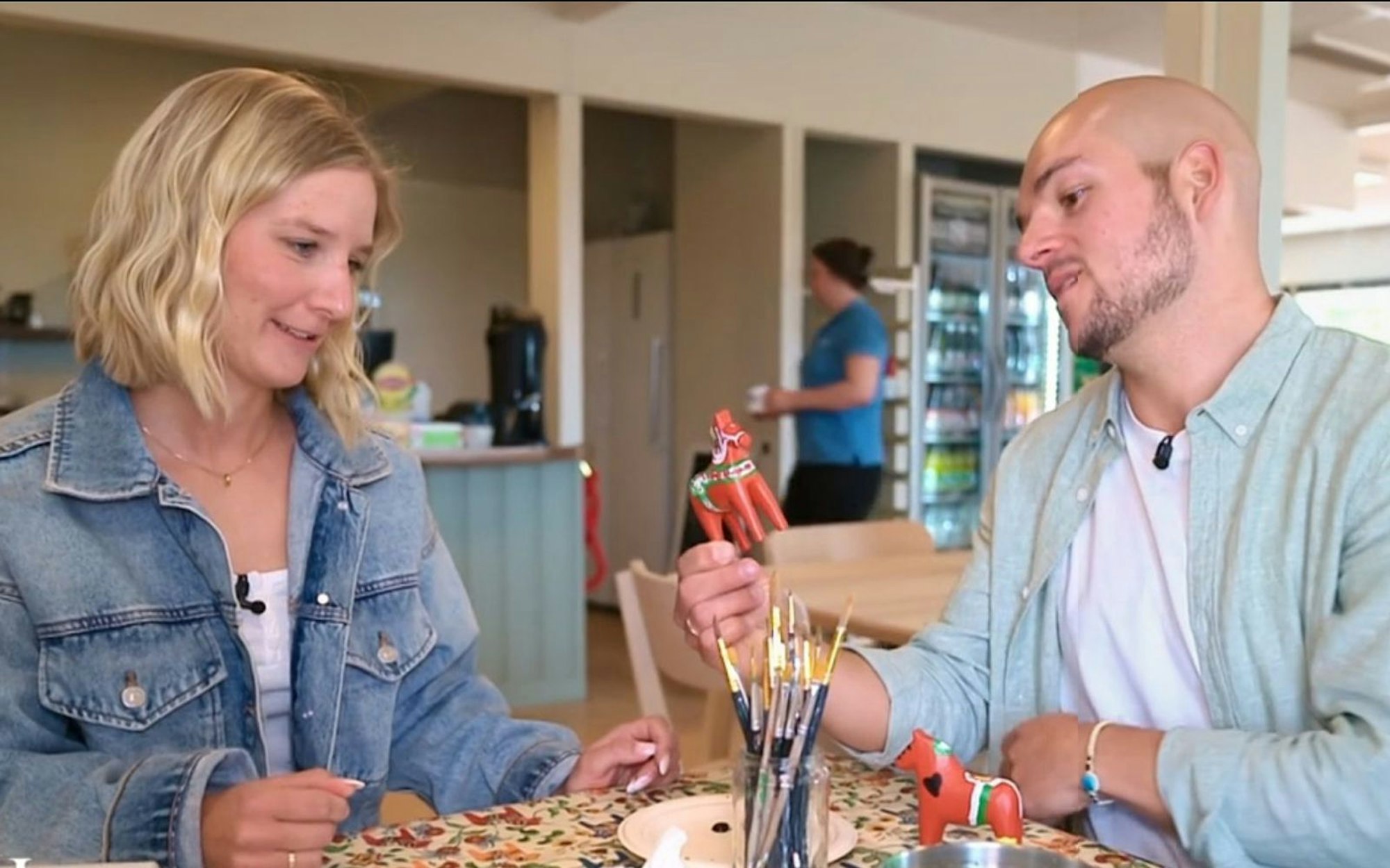 Lina und Daniel bemalen hölzerne Dalapferdchen. (Bild: Joyn)