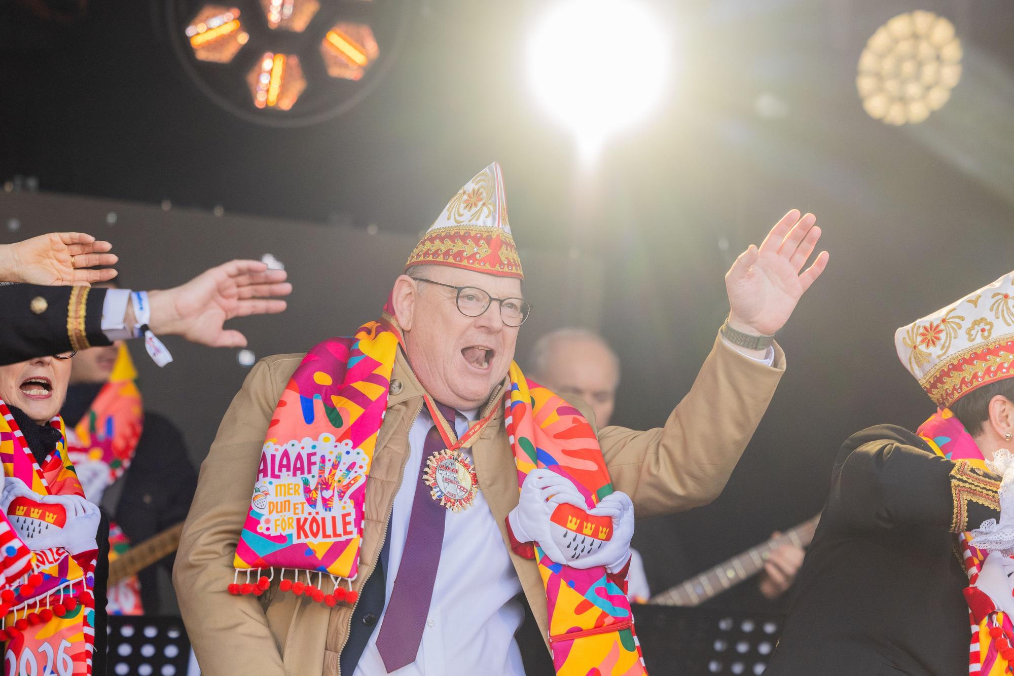 Torsten Burmester (SPD), der neue Oberbürgermeister von Köln, feiert den Auftakt der Karnevalssession auf dem Heumarkt.