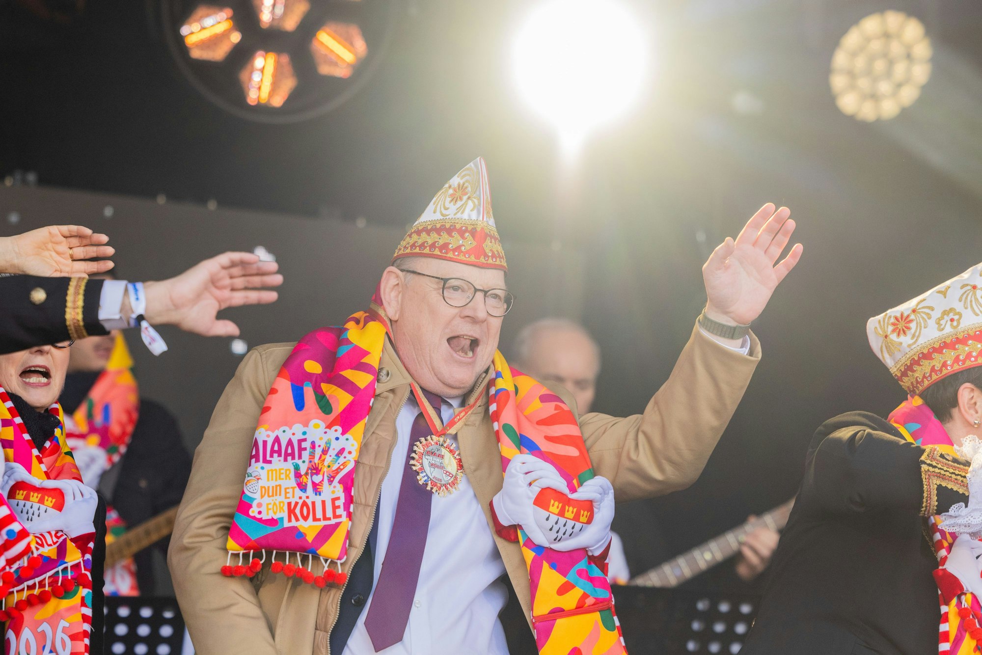 Torsten Burmester (SPD), der neue Oberbürgermeister von Köln, feiert den Auftakt der Karnevalssession auf dem Heumarkt.